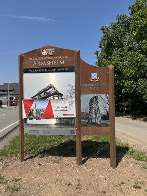 Neue Informationstafel am Ortseingang