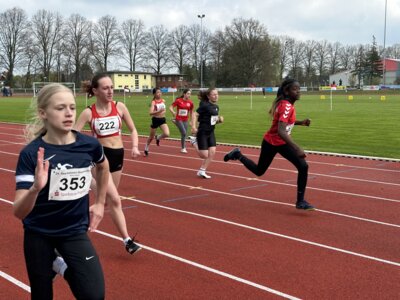Sportlerinnen beim Stadionfest in Wittenberge I Foto: Martin Ferch (Bild vergrößern)