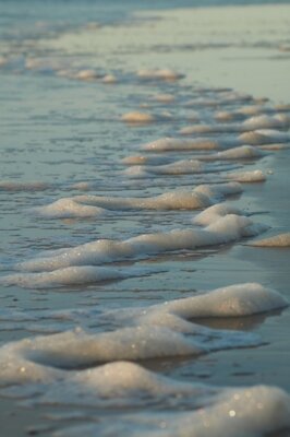 Foto zur Meldung: PFAS im Meeresschaum – Ist Baden im Meer gefährlich?