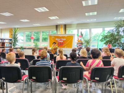 Zur Abschlussveranstaltung für den „BIBFuchs“ kam Frank Fröhlich mit seinem Bücherwurm Fridolin zu den Kindern in die Stadtbibliothek Pritzwalk. Foto: Stadt Pritzwalk (Bild vergrößern)