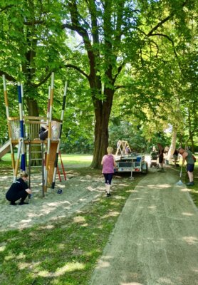 Schricker Einwohner pflegen den Park (Bild vergrößern)