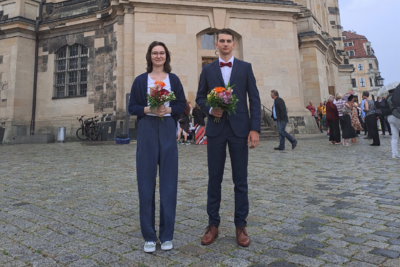 Bobby Härtel und Aaron Bergmann vor der Frauenkirche in Dresden (Bild vergrößern)