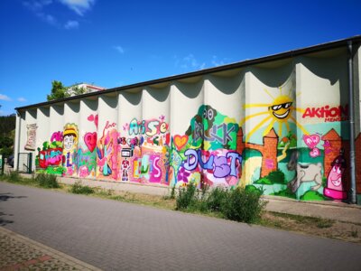 Foto zur Meldung: Graffitiwand an der Turnhalle in Brück eingeweiht.