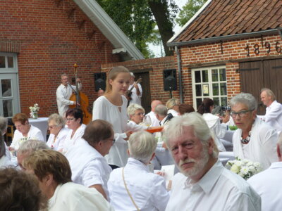 Meldung: White Dinner am 15. August um 18 Uhr im Museumsgarten in Rhauderfehn