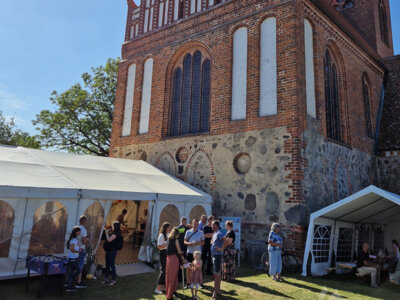 Rund um die Wallfahrtskirche in Alt Krüssow wird am 12. Juli das Dorffest gefeiert. Foto: Stadt Pritzwalk (Bild vergrößern)