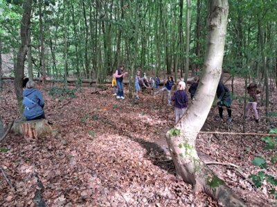 Abenteuer im Wald / Junge LandFrauen (Bild vergrößern)