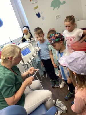 ﻿Zahnarztbesuch Kindergarten Regenbogenland 2025 (Bild vergrößern)