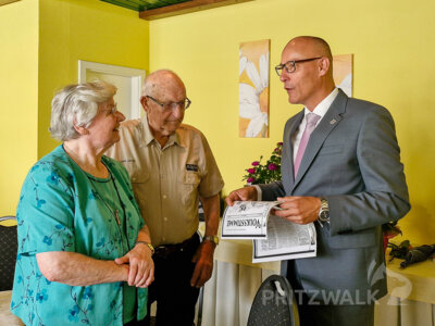 Seit 70 Jahren verheiratet: Eine Kopie der "Märkischen Volksstimme" von ihrem Hochzeitstag brachte Bürgermeister Dr. Ronald Thiel Günter und Rose-Marie Lublow zur Platinhochzeit mit. Foto: Stadt Pritzwalk (Bild vergrößern)