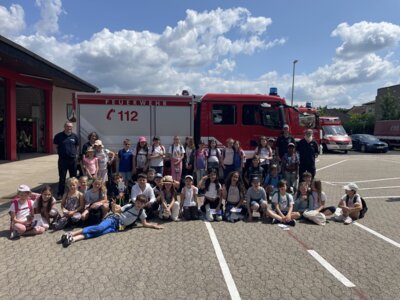 Erdmännchen und Kängurus bei der Feuerwehr