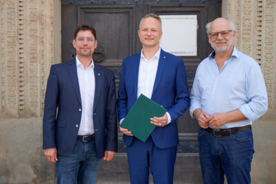 vl.n.r.: Oberbürgermeister André Neumann, neuer kaufmännischer Geschäftsführer Mike Wittich und Generalintendant Kay Kuntze nach der Vertragsunterzeichnung (Bild vergrößern)