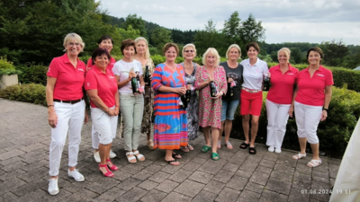 Organisationsteam und Siegerinnen (Bild vergr&ouml;&szlig;ern)