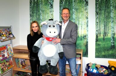 Matthias Haberbosch (Sparkasse Heidelberg), Katharina Dzierzawa (Kinderschutzbund Wiesloch) und ihr neuer „Mitarbeiter“ Oli (Bild vergr&ouml;&szlig;ern)