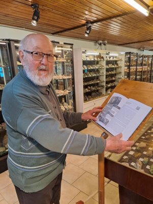 Armin bei Vorstellung seines "Geschriwwenen" in seiner Mineralienwelt;   Text  u. Foto Web-Redaktion Arnd Witzky