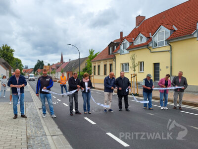 Feierlich wurde das Band für die Freigabe der Havelberger Straße durchschnitten: Anwohner, Baufirmen und Medienträger schnitten mit. Foto: Stadt Pritzwalk (Bild vergrößern)