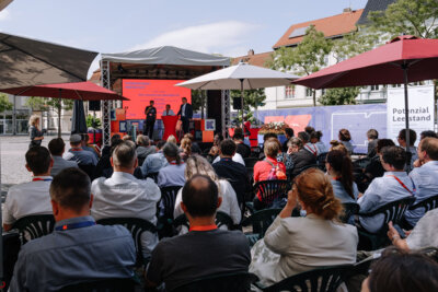 In Themenarenen wie auf dem Bismarckplatz wurden Lösungen zur Gestaltung zukunftsfähiger und lebenswerter Kleinstädte vorgestellt und diskutiert I Foto: Thomas Sasse Photography (Bild vergrößern)