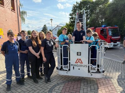 Feuerwehr überreicht Schultüten an Kita-Kinder (Bild vergrößern)