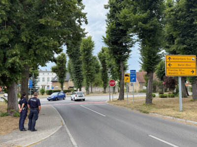 Poilzeihauptkommissarin Kathrin Greil und Polizeioberkommissar Ulrich Morgenstern bei der Verkehrskontrolle in Schönwalde. Foto: Polizeiinspektion Wandlitz (Bild vergrößern)