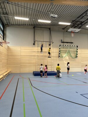 Meldung: Klasse 3c erlebt erste Sportstunde in der neuen Turnhalle