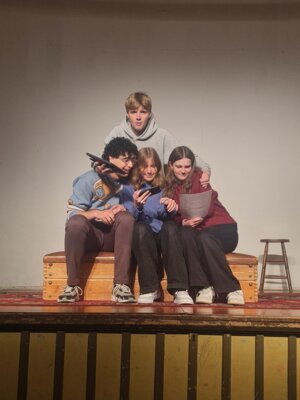 Yamen Shofan, Mika Thiel,  Emily Bastian und  Ella Karich bei den Proben für die Premiere am 13. Juli (v.I) I Foto: Taugliches Amateur Theater (Bild vergrößern)
