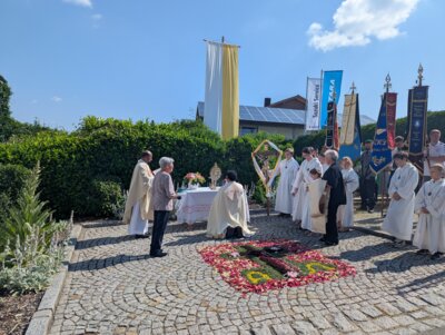 Foto zur Meldung: Feierliche Prozessionen durch die Dörfer Fronleichnam in Prackenbach und Moosbach