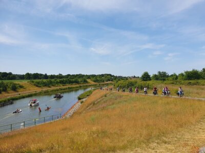 Mehr als 350 Teilnehmende folgten der Einladung von Landrat Siegurd Heinze und begaben sich mit ihm auf die rund 52 Kilometer lange „Tour de OSL“ durch das Lausitzer Seenland. (Bild: Landkreis OSL/Stephan Hornak)