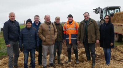 v. r.:  Sachgebietsleiterin Nicole Eberl   (Untere Naturschutzbehörde)  Bürgermeister Dr. Bernhard Resch  Landwirte Anton Ramler und Georg Eichhammer  Kreisvorsitzender Konrad Pöppel  Ortsgruppenvorsitzende Frank  Stasker und Peter Forstner (Bund Naturschutz in Bayern)  Geschäftsführer Klaus Amann (VöF) (Bild vergr&ouml;&szlig;ern)