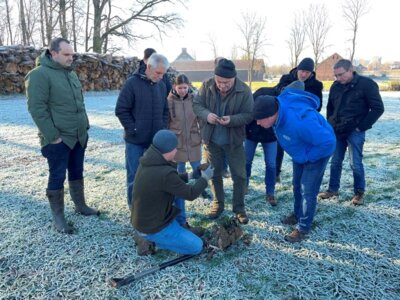 Spatenprobe beim Treffen des Kelheimer Humus-Tandems (Bild vergr&ouml;&szlig;ern)