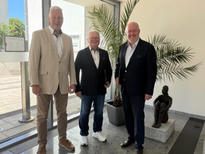 Vors. des Aufsichtsrates Stadtwerke Senftenberg Dirk Heinze, FSV-Präsident Herbert Tänzer und Stadtwerke Senftenberg Geschäftsführer Ronny Kleinert – Bild: Stadtwerke Senftenberg (Bild vergrößern)