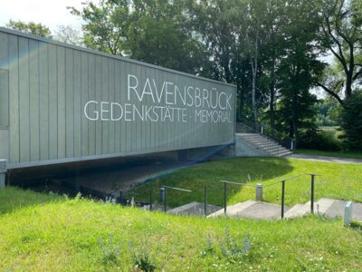 Schulfahrt zu einem Ort der Geschichte - Ravensbrück (Bild vergrößern)