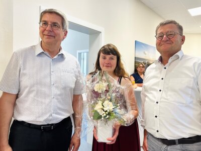 Dr. Oliver Hermann (I) und Karsten Krüger gratulierten Annemarie Hefekerl zur Praxiseröffnung I Foto: Martin Ferch (Bild vergrößern)