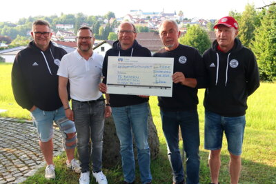 Bei der Übergabe der großzügigen Spende des FC Bayern-Stammtisches „Gugga`relln“ mit von links: Rudi Koller jun., Bürgermeister Stephan Gawlik, Präse Franz Meier, Christian Gerlesberger und Rudi Traxinger.