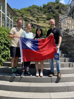 Unsere Austauschschülerin Hannah mit David Lonz (links), Schulleiterin Janina Wolf und Andreas Warnstedt vom Rotary Club St. Goarshausen-Loreley (rechts)