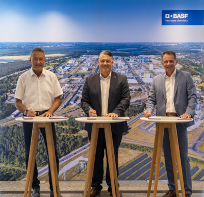 v.l.: Klaus Prietzel, Bürgermeister Schipkau, Christoph Schmidt, Bürgermeister Schwarzheide, und Jürgen Fuchs, Geschäftsführer BASF Schwarzheide GmbH, haben am 2. Juli 2025 eine Absichtserklärung zur gemeinsamen Entwicklung und Vermarktung von Industrieflächen entlang der Bundesautobahn A13 unterzeichnet. Foto: BASF