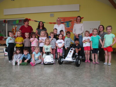 Foto: Rolandstadt Perleberg | Die Kinder nehmen die gesponserten Fahrzeuge gleich in Besitz. Sehr zur Freude von Nicole Bahr (hintere Reihe 2.v.r. stehend) von der Volks- und Raiffeisenbank Prignitz.