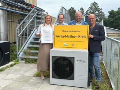Landrätin Nicole Rathgeber (v.li.) freut sich zusammen mit dem Klimaschutzmanager des Werra-Meißner-Kreises Holger Schülbe, dem SHK-Fachlehrer der Beruflichen Schulen Eschwege Maik Krähe und dem Obermeister der SHK-Innung Bernd Schrader über die Auszeichnung für das Wärmepumpen-Kompetenz-Zentrum. (Bild vergrößern)