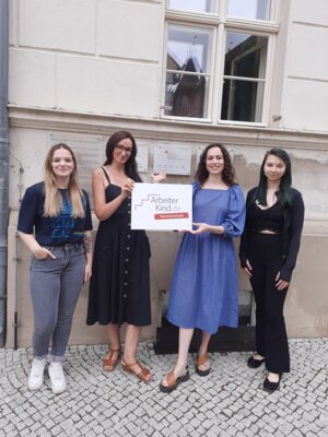 Unsere BO-Koordinatorin Frau Bieber übernimmt das Partnerschule-Schild von der Delegation.