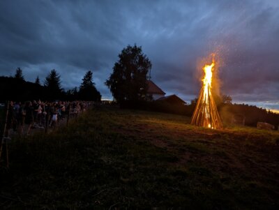 Funkenschauer im Nachthimmel
