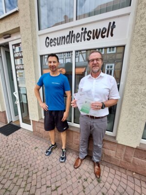 Bürgermeister Thomas Eckhardt (rechts) übergibt Stefan Hoßbach den Förderbescheid „SONTRA 12-Plus“ (Bild vergrößern)
