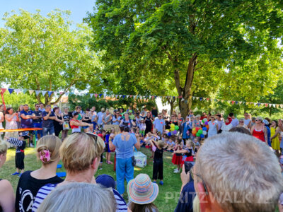 Alle im Schatten: Am heißesten Tag der Woche hatten sich alle Kinder und Erzieher sowie ihre Gäste beim Sommerfest einen Platz unter Bäumen gesucht. Foto: Stadt Pritzwalk (Bild vergrößern)