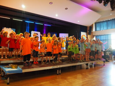 Bunter Abschluss der Frühförderung in Gudensberg: 60 Kinder begeistern mit dem Musical „Freddies Traum“ und entdecken Instrumente bei einer Rallye. (Bild vergrößern)