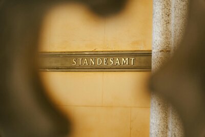 Foto: Symbolfoto Schriftzug Standesamt; Quelle: pexels.com
