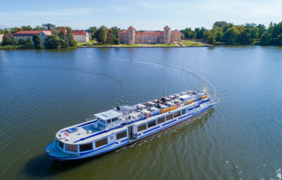 Mit dem Fahrgastschiff können die Pritzwalker Senioren über den Grienericksee fahren. Foto: Reederei Halbeck (Bild vergrößern)