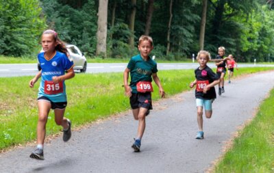 Lea, Paul, Greta und Philipp laufen zum Ziel. Foto: Ralf Sawacki