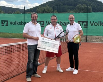 Volksbank Lahr unterstützt den Tennisclub Wittelbach mit einer Spende von 3.000 € (Bild vergrößern)