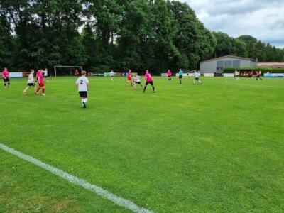 Spielszene aus dem Testspiel unserer 1.Herren beim FC Walsede (Bild vergrößern)