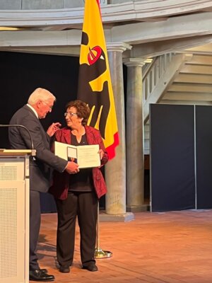 Bundespräsident Frank-Walter Steinmeier überreicht Sigrid Schumacher in der Neuruppiner Kulturkirche den Verdienstorden der Bundesrepublik Deutschland für ihr ehrenamtliches Engagement. © Andreas Schumacher