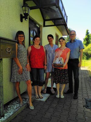Foto, v.l.n.r.: Dr. med. Beate Münch, Caroline Heim, Sandra Mallack (beide Mitarbeiterinnen der Praxis), Dr. med. Joanna Liskowsky und Bürgermeister Robert Haslinger