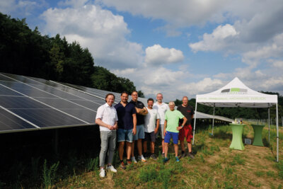 Von links nach rechts: Bernhard Uhl (Bürgermeister Markt Zusmarshausen), Mathias Mader (CEO RenerVest), Daniel Stadler (RenerVest), Harald Schmidberger (Projektleiter, actensys GmbH), Martin Neher (Projektentwicklung, actensys GmbH), Karl Sendlinger (Verpächter) und Marcus Bornwasser (Fa. Span-Solar). Von links nach rechts: Bernhard Uhl (Bürgermeister Markt Zusmarshausen), Mathias Mader (CEO RenerVest), Daniel Stadler (RenerVest), Harald Schmidberger (Projektleiter, actensys GmbH), Martin Neher (Projektentwicklung, actensys GmbH), Karl Sendlinger (Verpächter) und Marcus Bornwasser (Fa. Span-Solar). / Fotograf: actensys GmbH, Lisa Rillo (Bild vergrößern)