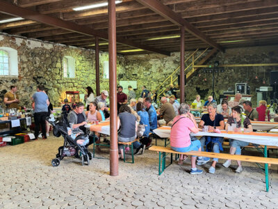 Stimmung in der Festscheune: Die Falkenhagener luden beim Dorffest auch zum Trödelmarkt ein. Foto: Stadt Pritzwalk (Bild vergr&ouml;&szlig;ern)