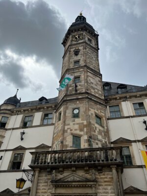 Fahnenaktion am Rathaus  Flagge mahnt zur  atomaren Abrüstung
